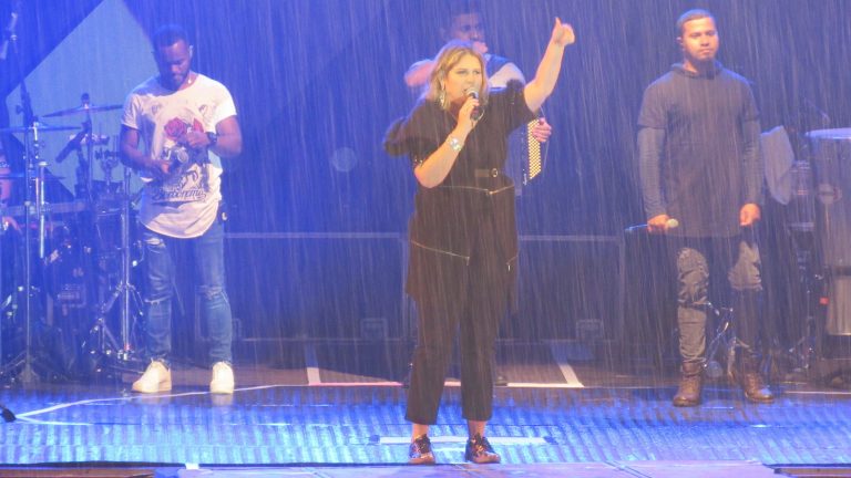 Mesmo com chuva, Marília Mendonça contagia público no segundo dia do Embu Country Fest