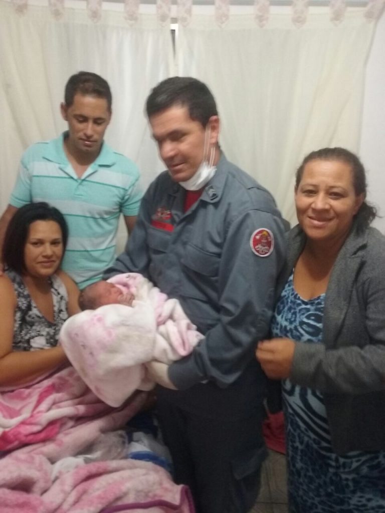 Vizinha enfermeira auxilia parto em casa