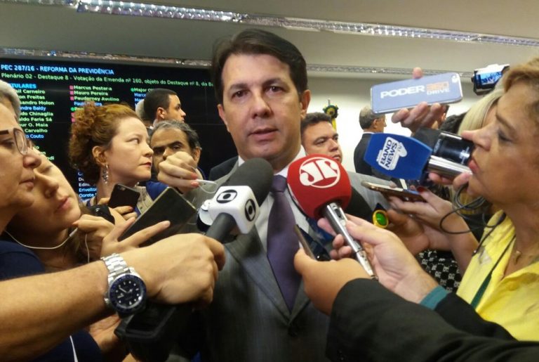 Após mais de 9 horas, comissão conclui votação da reforma da Previdência