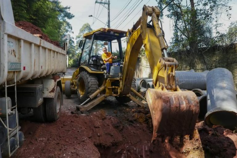 Prefeitura de Cotia realiza obras de drenagem na Estrada Marselha