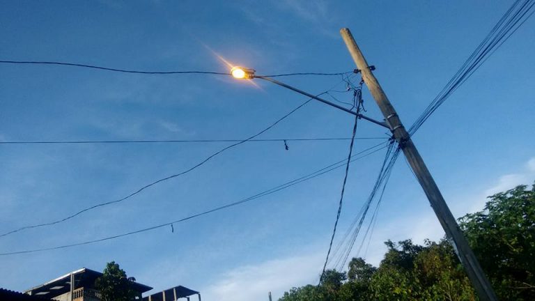 Moradores de Embu-Guaçu reclamam de lâmpadas acesas durante o dia nos postes