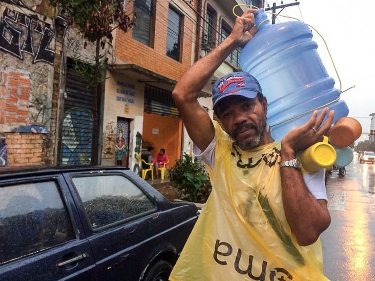 Gari de Embu das Artes arrecada pão e água para doar a usuários da Cracolândia