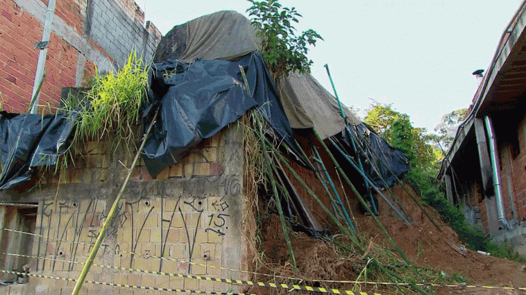 Pedra gigante ameaça casas e pedestres em Cotia