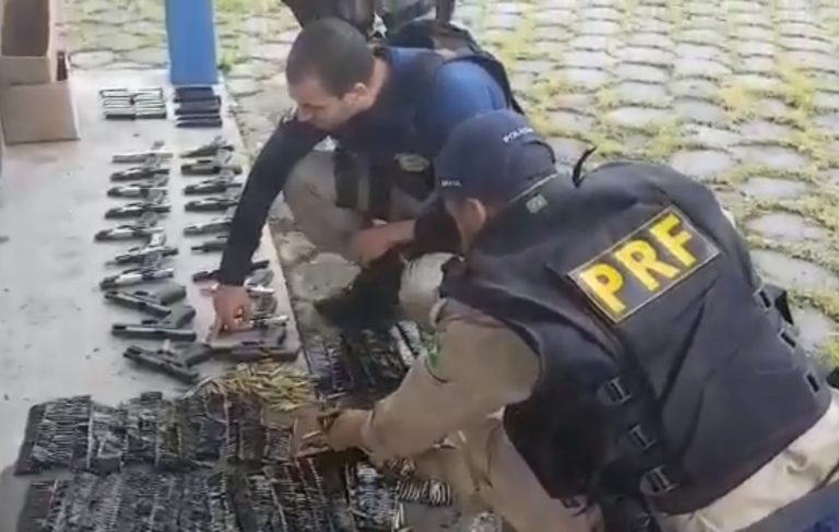 PRF apreende arsenal com dezenas de pistolas e milhares de munições para fuzil na Régis Bittencourt