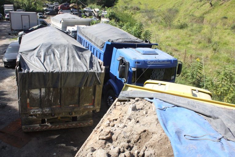 GCM apreende caminhões irregulares de entulho em Embu das Artes