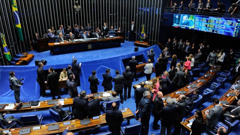 Reforma trabalhista aprovada; veja o que muda