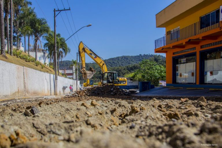Prefeitura inicia recapeamento da 10 de Janeiro e implanta desvio viário