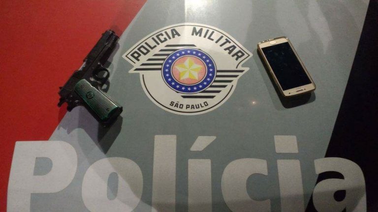 Vítima de roubo recebe apoio de policiais na Base Comunitária do Largo 21 de Abril