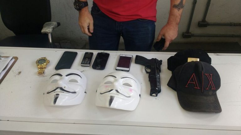 Dois jovens e um adolescente são apreendidos com arma e máscaras em Embu das Artes