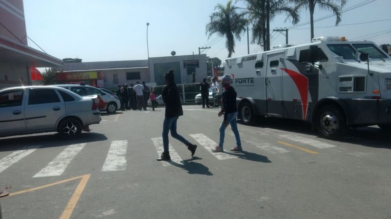 Bandidos assaltam carro-forte em Embu das Artes; um indivíduo foi preso pela PM