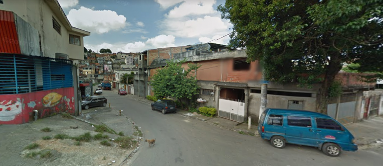 Vítima é rendida em frente de casa por adolescente e tem veículo roubado em Embu das Artes