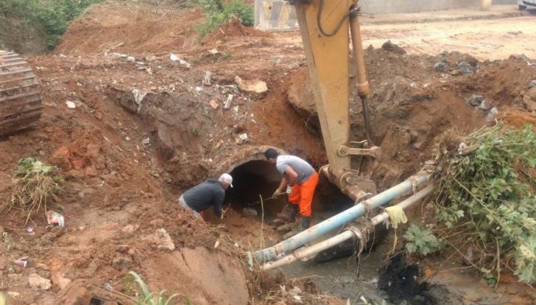Regional do Jacira rebaixa tubulação de solo que estava cedendo no Trapé