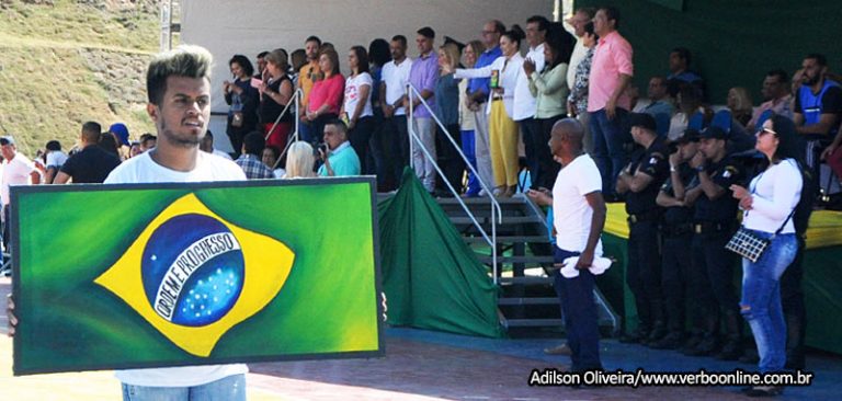 No desfile, Analice proíbe imprensa diante do palco, ameaça tirar e irrita jornalistas