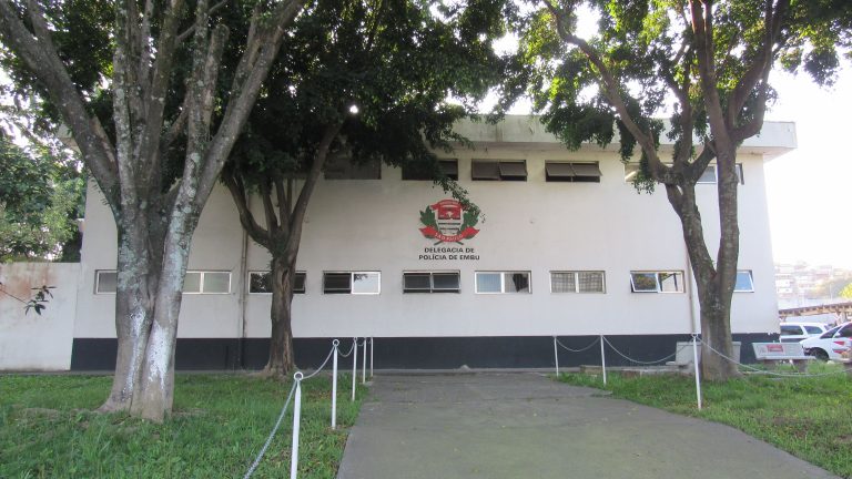 GCM flagra adolescente dirigindo em alta velocidade em Embu das Artes