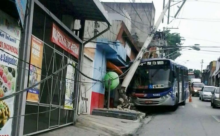 Ônibus perde o controle e bate em poste no Taboão da Serra