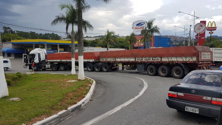 Carreta trava na entrada de Embu das Artes e deixa trânsito complicado