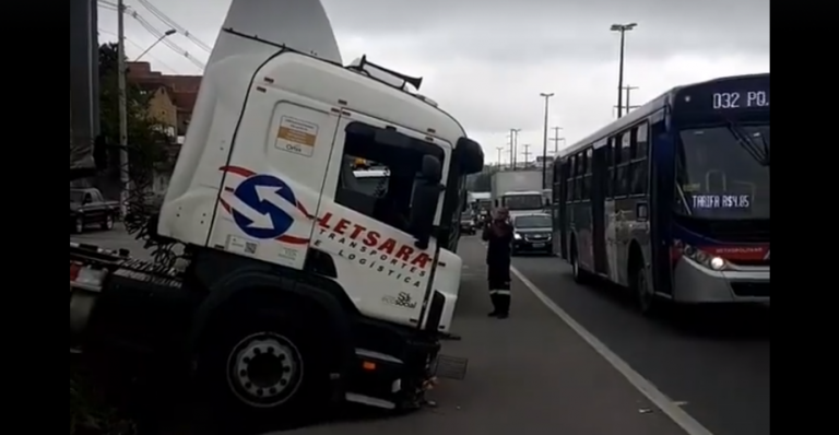 Carreta desgovernada sai do Posto 23 e quase atravessa pista da Régis Bittencourt em Embu das Artes