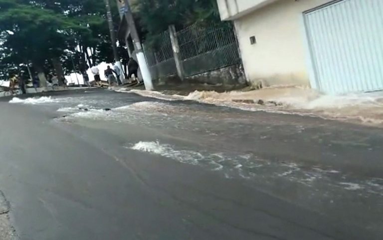 Adutora se rompe e rua ‘vira rio’ em Taboão da Serra