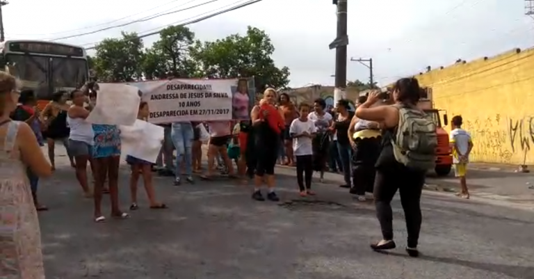 Familiares e amigos se reúnem na manifestação pelo desaparecimento de Andressa