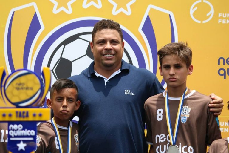 Ronaldo Fenômeno visita campo do Jd. Irene e escolhe dois jogadores para o programa Fundação Fenômenos