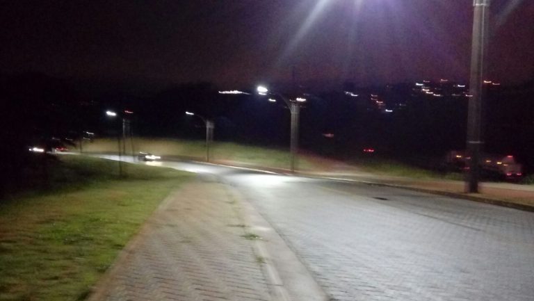 Estrada das Veredas em Embu das Artes recebe iluminação
