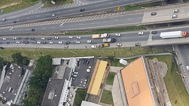 Carro capota em Embu das Artes