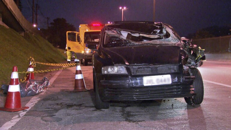Motorista atropela pedestre na Régis Bittencourt, em Taboão da Serra; os dois morrem