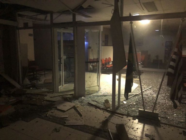 Juquitiba amanhece agitada com explosão de caixas eletrônicos em três agências bancárias