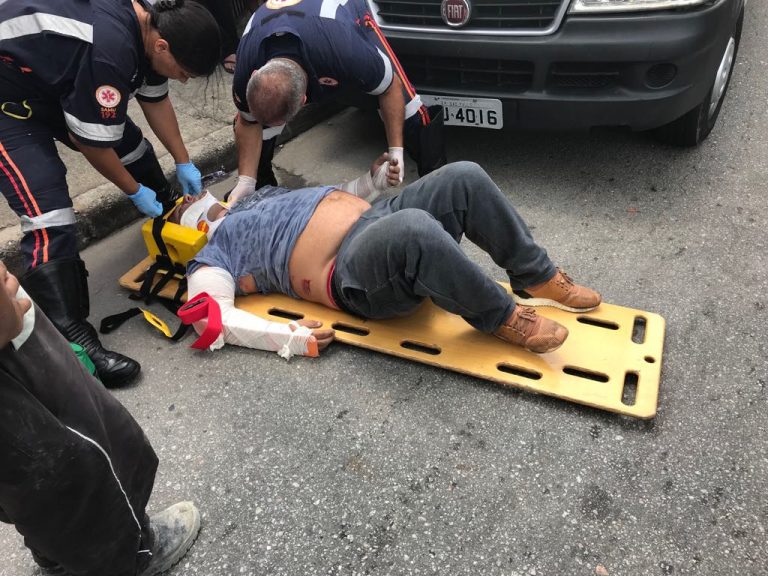 Motorista é prensado por caminhão em Embu das Artes