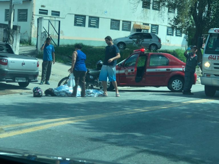 Acidente deixa motociclista ferido na Av. Elias Yazbek em Embu das Artes