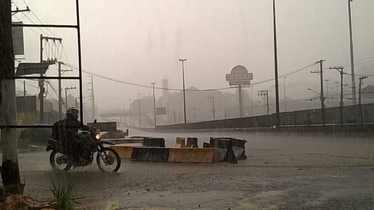 Chuva forte causa pontos de alagamentos e deixa trânsito parado na Régis Bittencourt