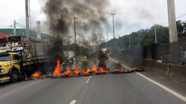 Manifestantes pedem pela redução do IPTU e bloqueiam Régis Bittencourt em Taboão da Serra