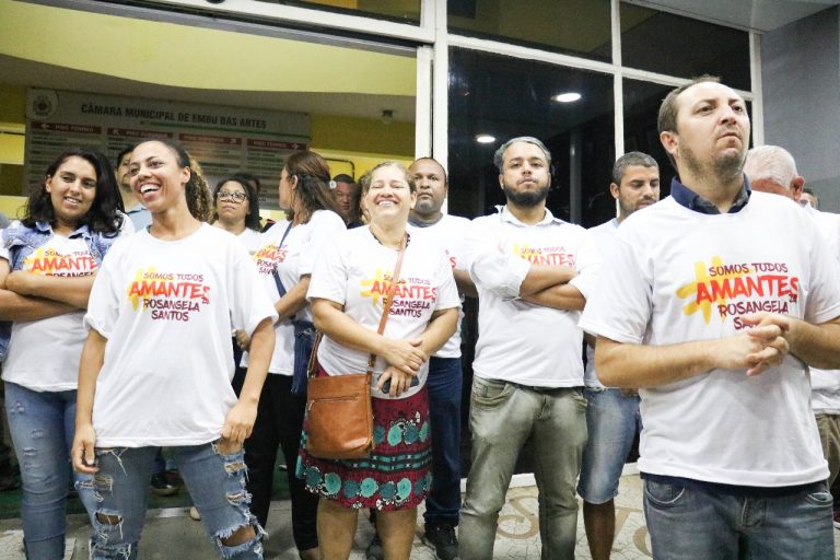 Protesto na sessão em homenagem às mulheres