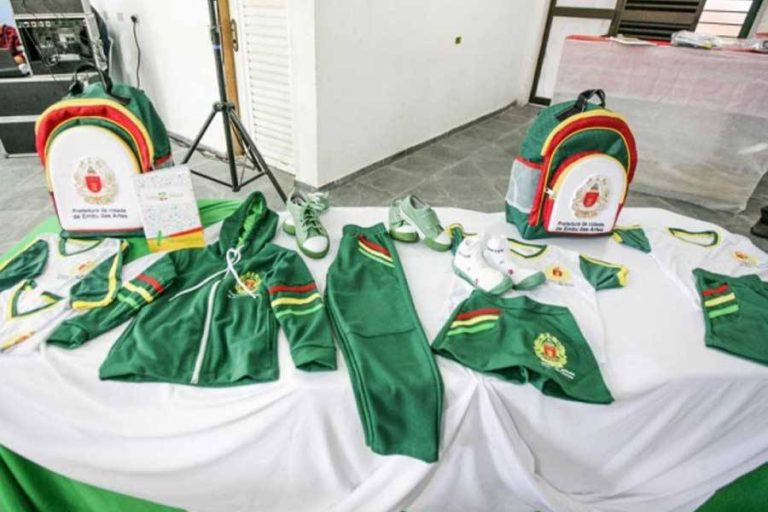 Alunos de Embu das Artes estão entre os 545 mil estudantes da Grande SP que ainda não receberam uniforme