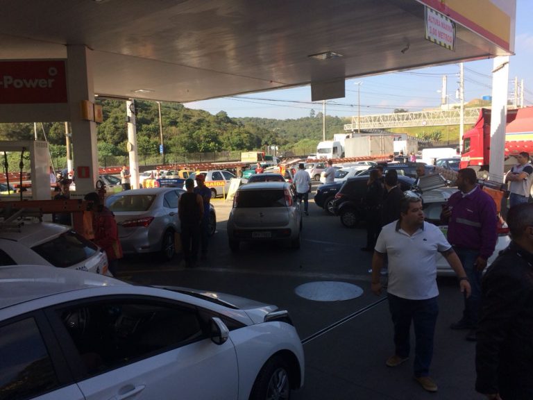 Posto 23 na Régis Bittencourt está abastecendo