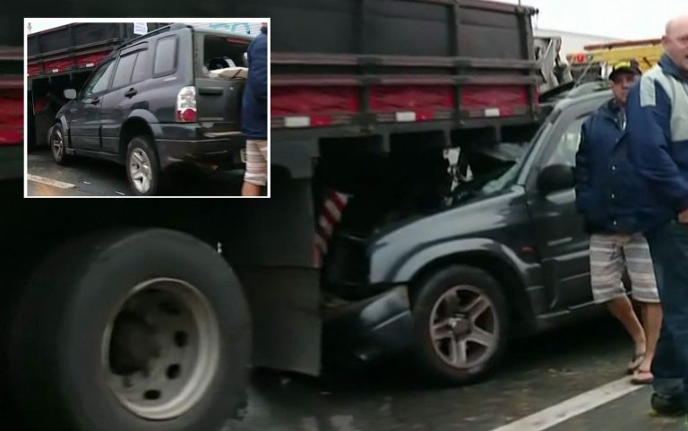 Carro bate em traseira de caminhão parado em manifestação na Régis Bittencourt, em Embu das Artes