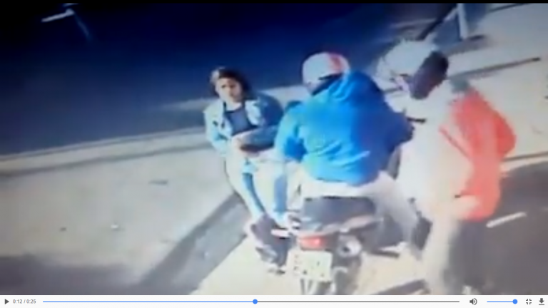 Embu das Artes: Motoqueiros assaltam pedestres em ponto de ônibus