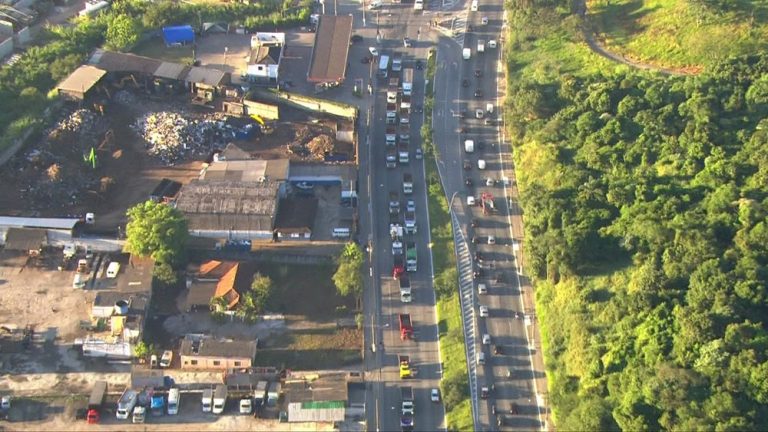 Caminhoneiros protestam contra o aumento do diesel em São Paulo
