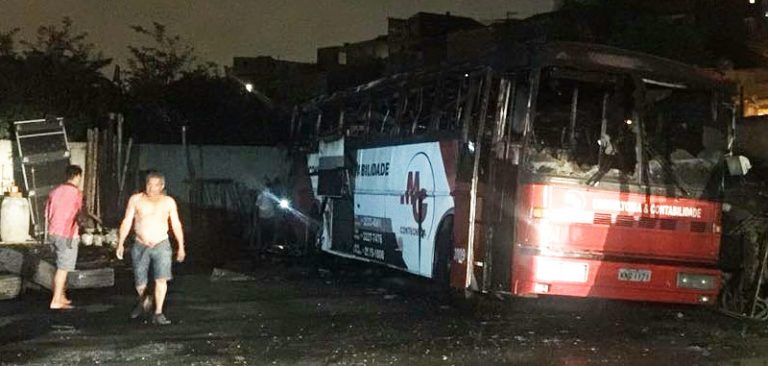 Incêndio: Ônibus pega fogo e assusta moradores em Embu das Artes