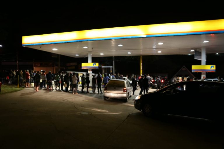 Motoristas passam a noite em filas para abastecer nos postos da região