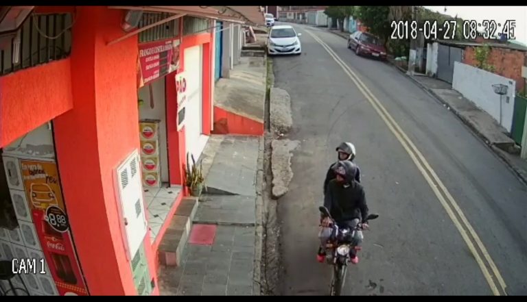 Bar é assaltado em Embu das Artes e indivíduos fogem do local
