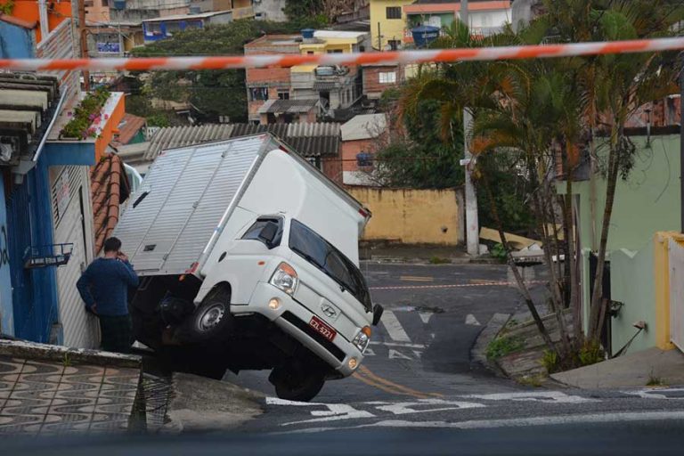 Caminhão que transportava carga de arroz e feijão tomba em Taboão da Serra