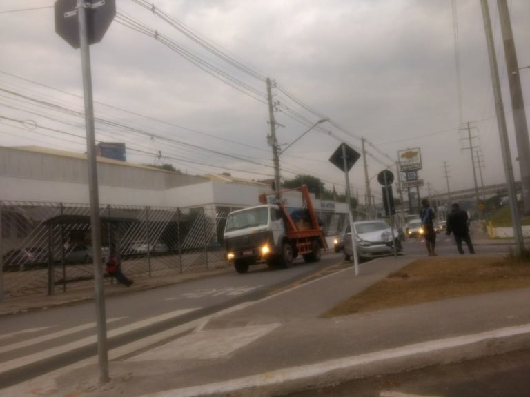 Frente de veiculo fica destruída após batida em Embu das Artes