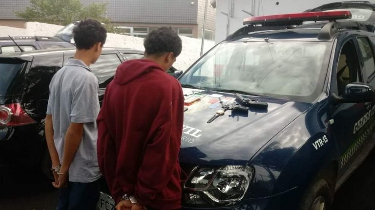 Dupla é presa pela GCM com celulares roubados e moto furtada em Embu das Artes