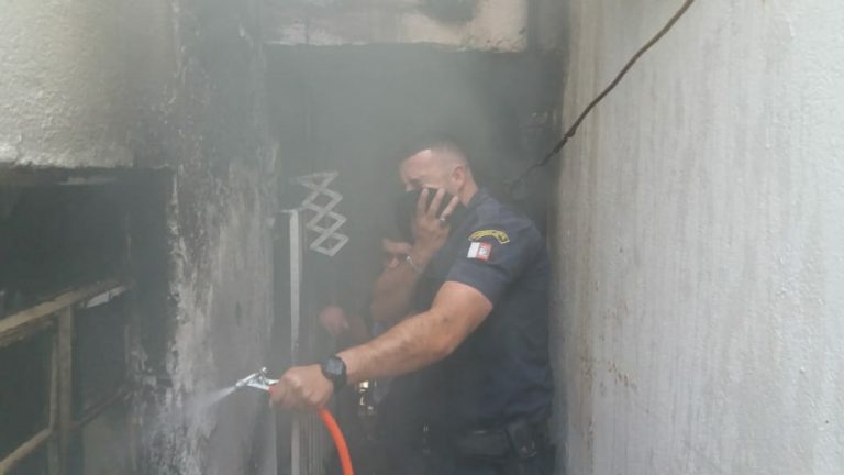 Botijão de gás explode e causa incêndio em residência de Taboão da Serra