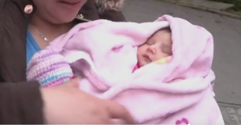 Bebê que nasceu em acidente na Régis Bittencourt recebe alta