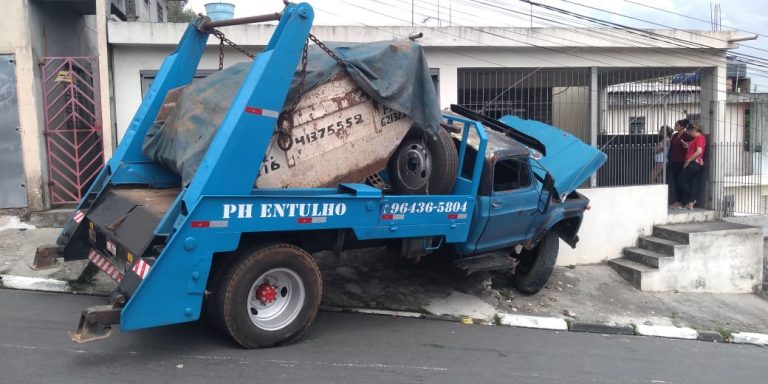 Caminhão perdeu o controle em Embu das Artes