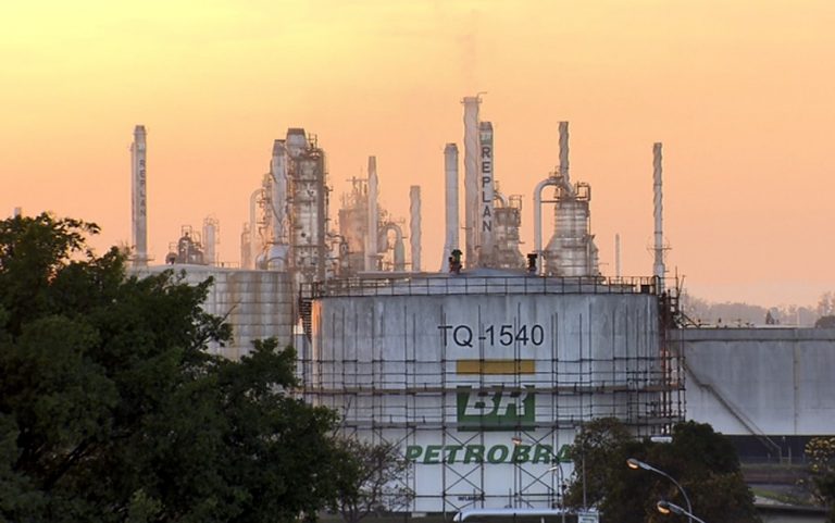 Petrobras reduzirá preço da gasolina em 2% nas refinarias a partir de terça-feira