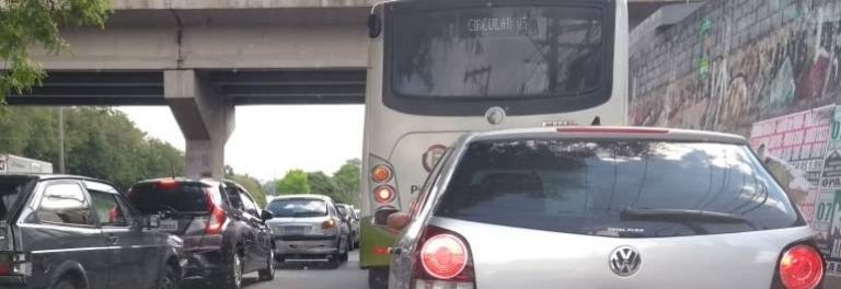Manifestantes causam trânsito lento em Taboão da Serra