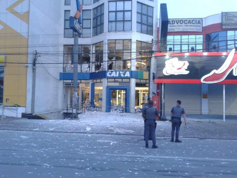 Bandidos explodem três agências bancárias em Vargem Grande Paulista